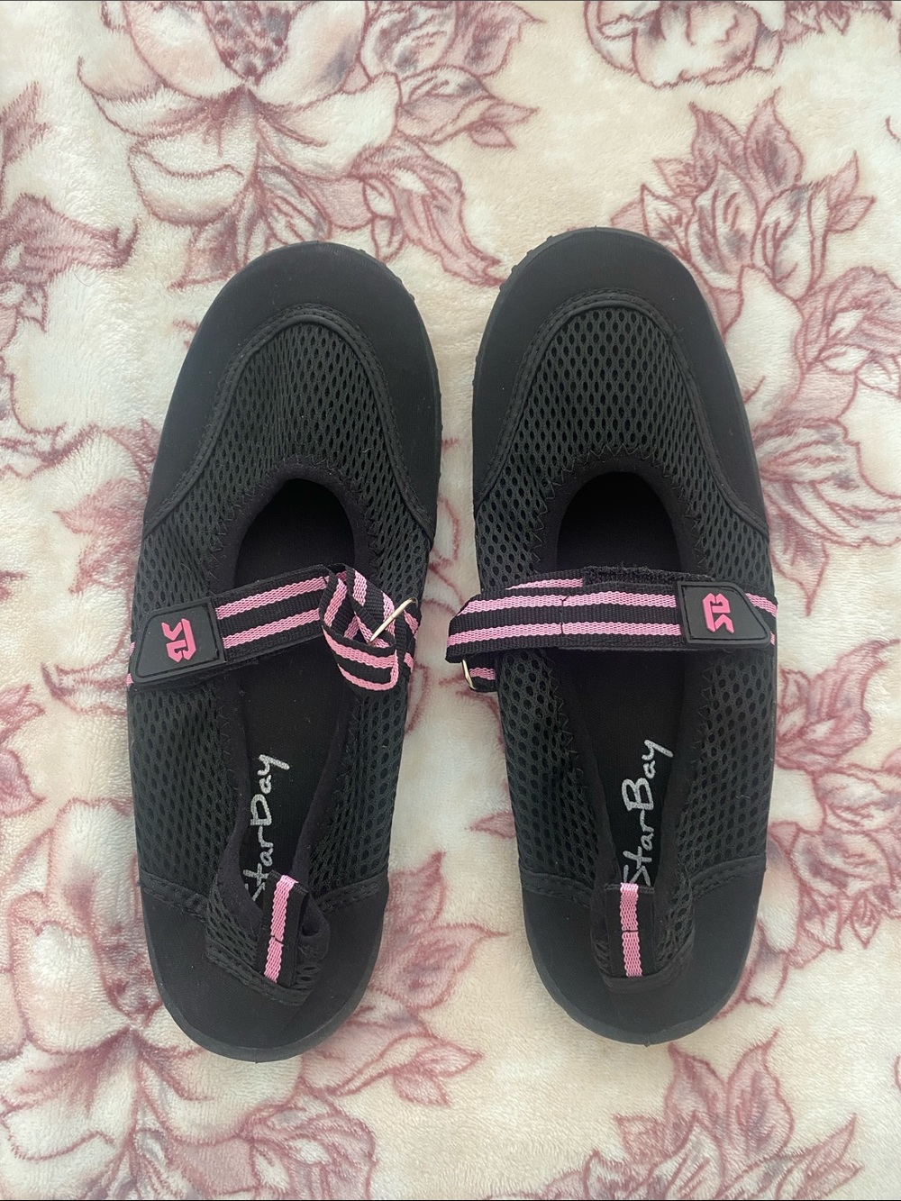 Black & Pink Women's Water shoes